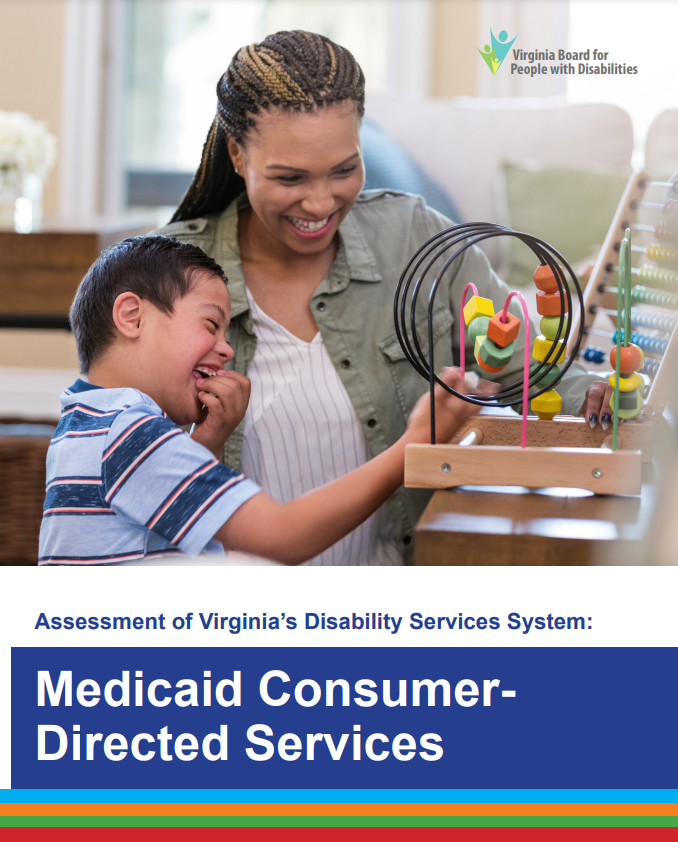 Portada de la evaluación de los Servicios Dirigidos al Consumidor de Medicaid, en la que aparecen una mujer y un niño jugando con un juguete educativo.
