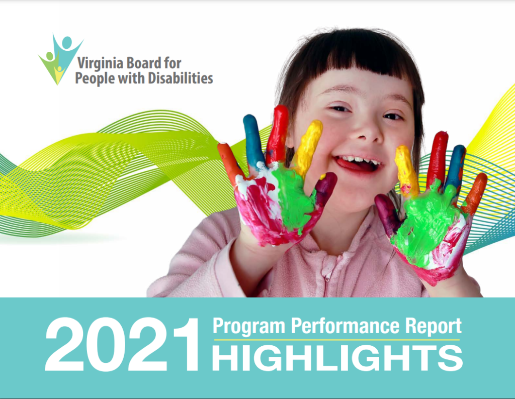 Portada de los Aspectos Destacados del Informe de Desempeño del Programa 2021, con una niña con síndrome de Down que sonríe y tiene las manos cubiertas de pintura de dedos.