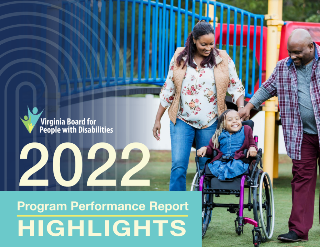 Portada de los Aspectos Destacados del Informe de Desempeño del Programa 2022, con padres sonrientes y su hija que usa una silla de ruedas.