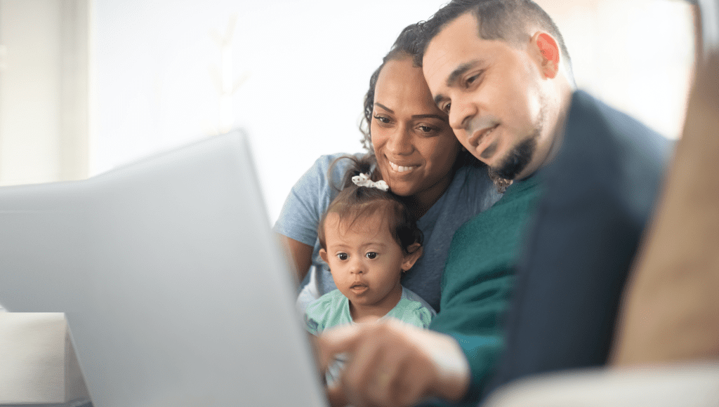 Familia con un niño mirando la pantalla de una computadora portátil