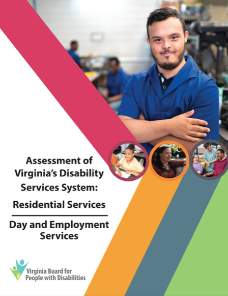 Portada de los servicios residenciales: evaluación de los servicios de día y empleo, con una persona con discapacidad del desarrollo sonriendo.