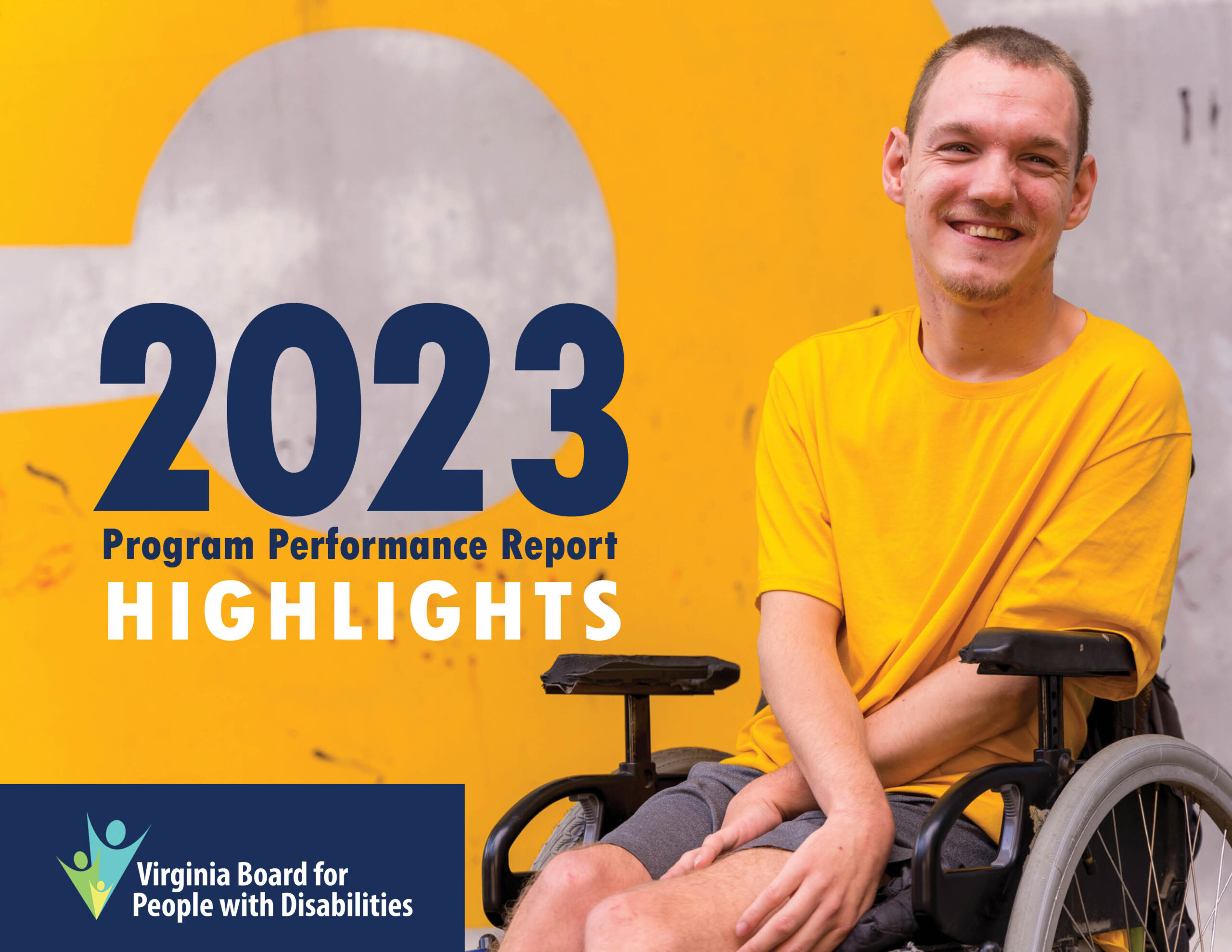 Portada de Program Performance Report Highlights 2023, con un hombre sonriente que lleva ropa deportiva y usa una silla de ruedas.
