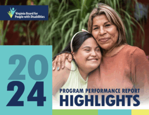 Portada del Informe de Desempeño del Programa de 2024 Destacados que muestra a una mujer abrazando a su hija que tiene una discapacidad.